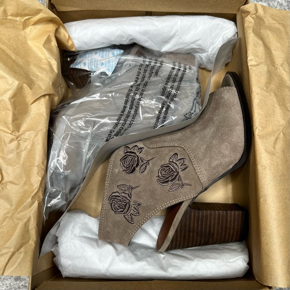 Lucky Brand Listana Booties - Picture 4 of 7